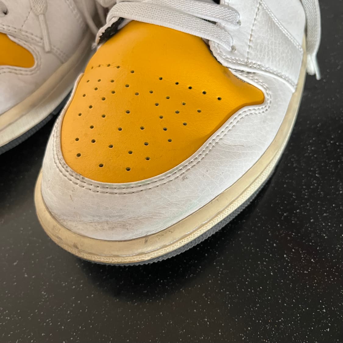 조던1 미드 유니버시티 골드 285 상품이미지5