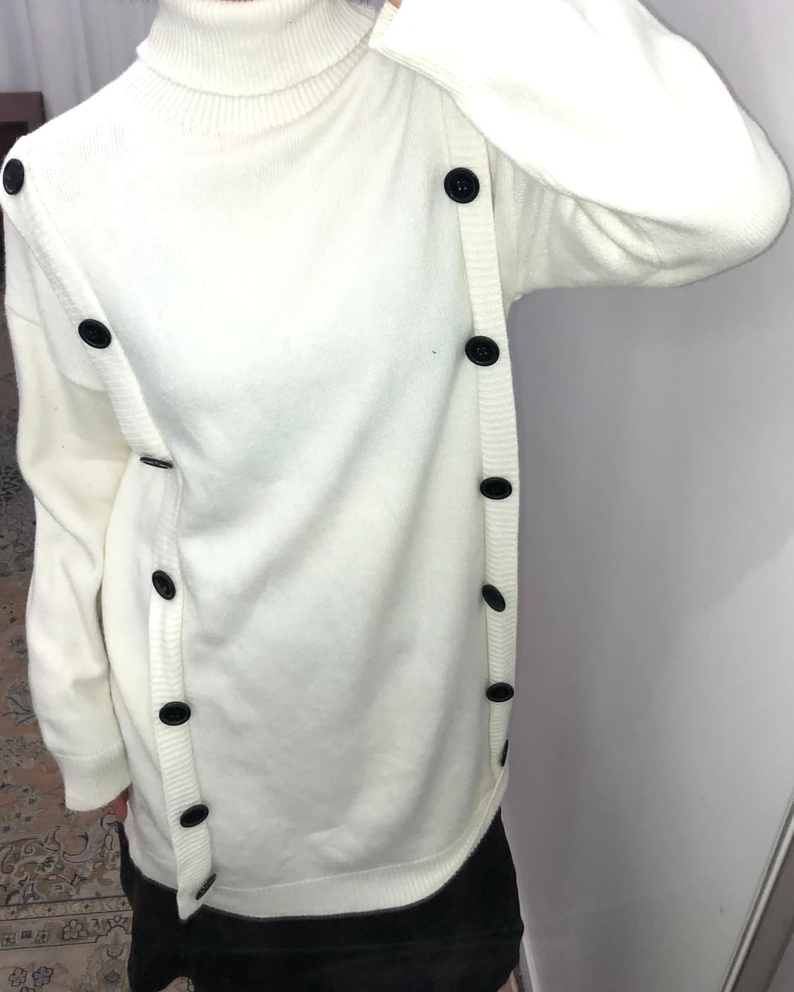 아이보리 버튼 하이넥 니트 상품이미지4