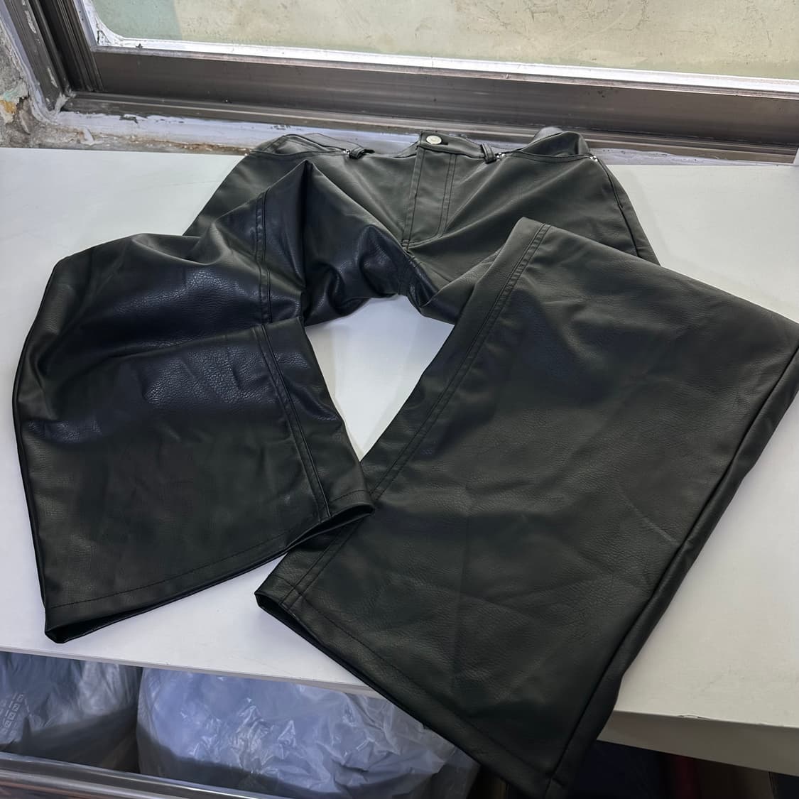 우먼M 흐앤므 H&M 블랙 와이드핏 레더팬츠 상품이미지4