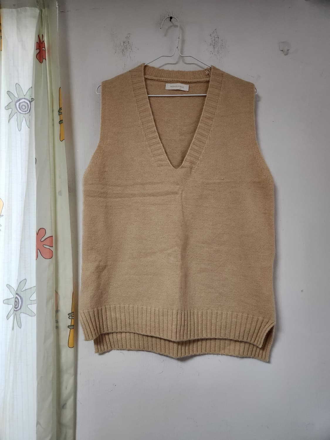 MONOLOGUE 브이넥 니트 조끼 베이지 66~77 상품이미지1