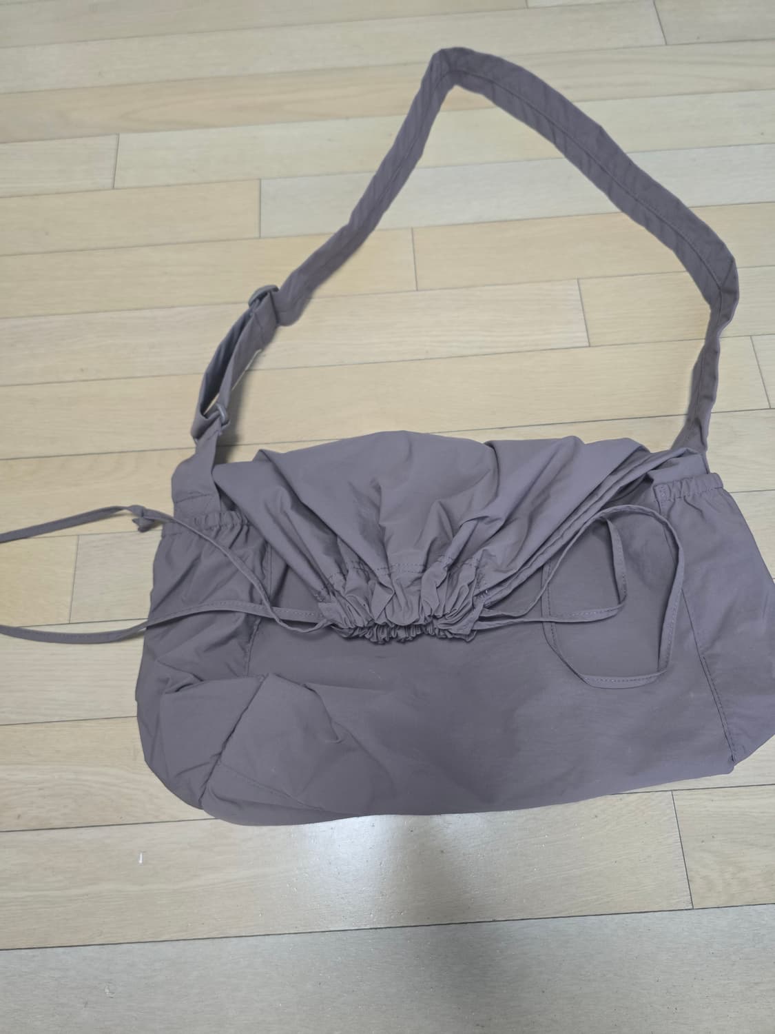 유니클로 U 드로우스트링 숄더백 브라운 상품이미지3