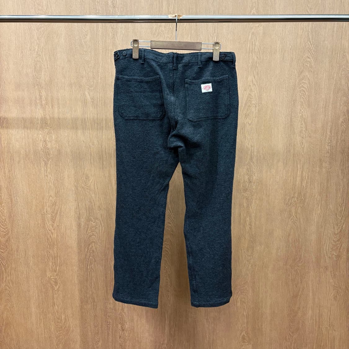 단톤 울 블렌드 워크 팬츠 사각 패치 포켓 로고 패치 버튼 디테일 차콜 상품이미지3