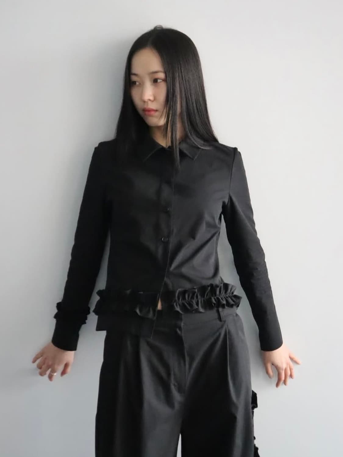 바하윤 UNBALANCE RUFFLE SHIRT (BLACK) 상품이미지3