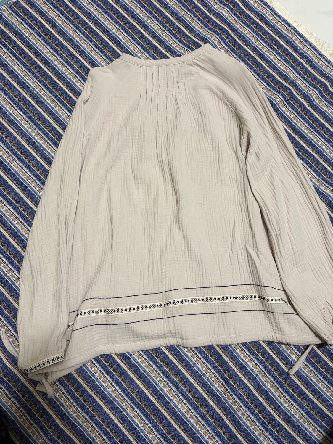 COYSEIO X BLYTHE 지그재그 핀턱 블라우스 베이지  상품이미지3