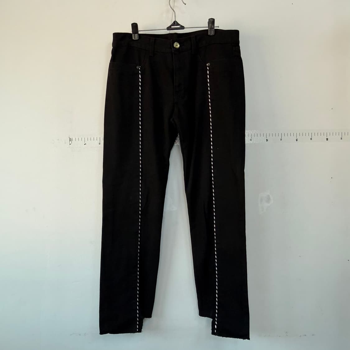 브이넥러브 블랙 스티치 포인트 데님 팬츠 상품이미지1