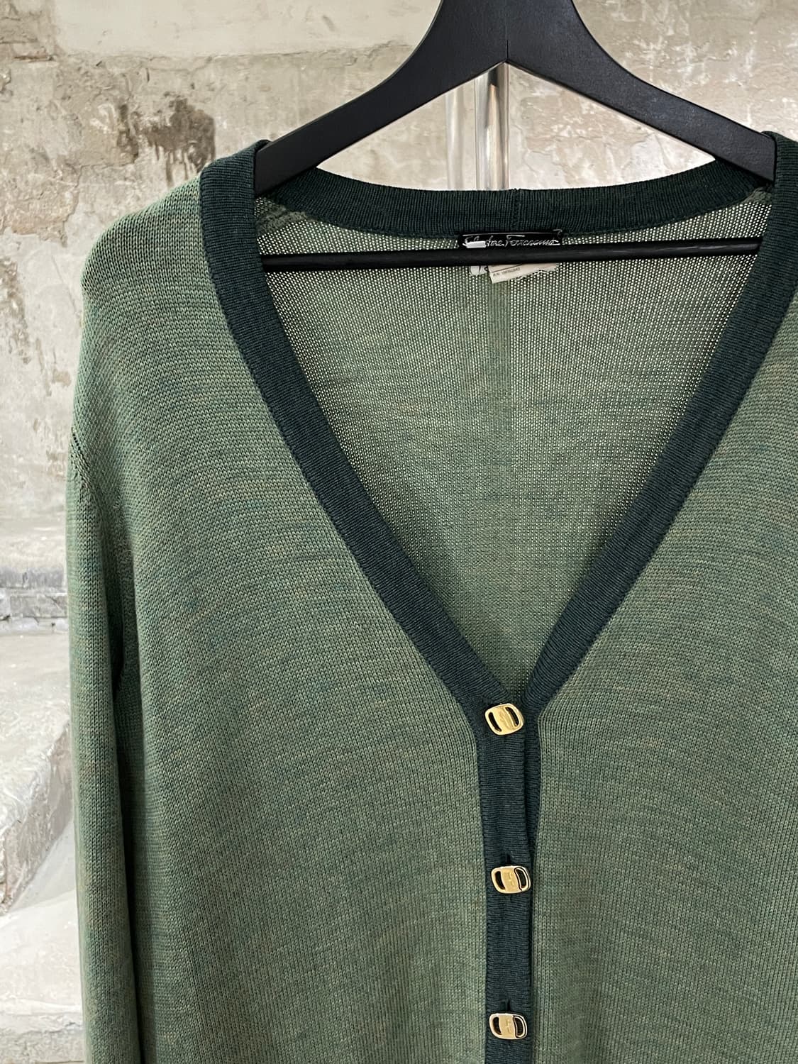 살바토레 페라가모 라이트 그린 금장 버튼 울 가디건 상품이미지2