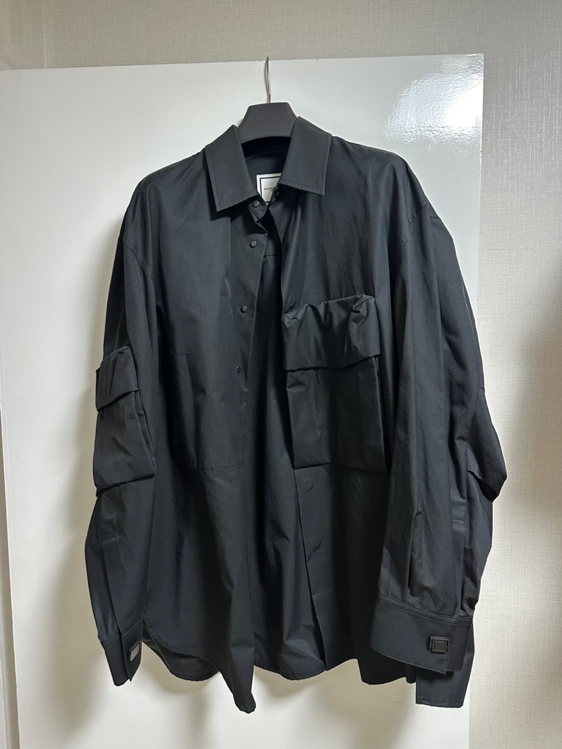 [48]우영미 블랙 커프스 스냅 포인트 셔츠 상품이미지1