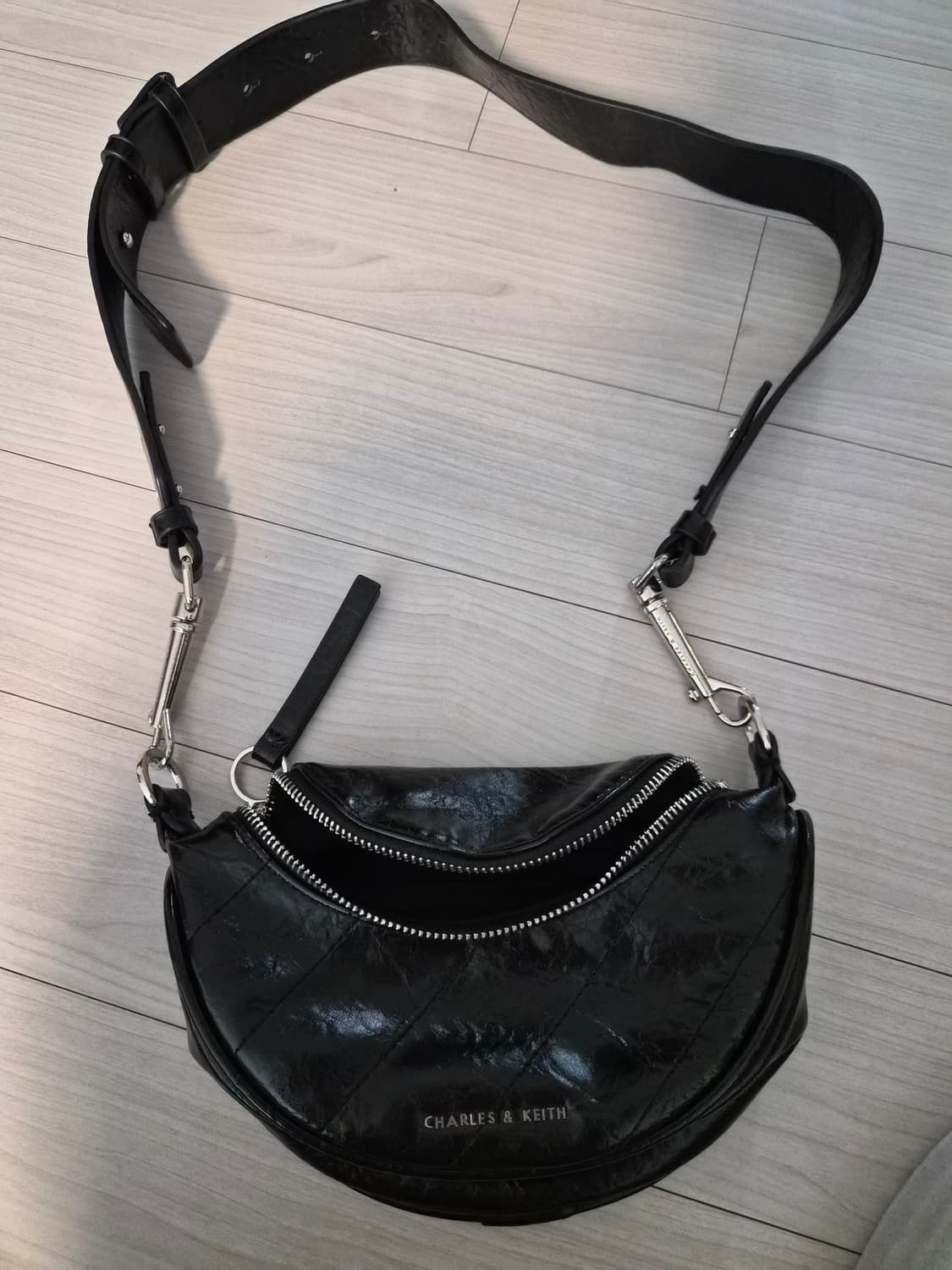 한소희 PICK)찰스앤키스 필로미나 크링클 이펙트 크로스백 상품이미지7