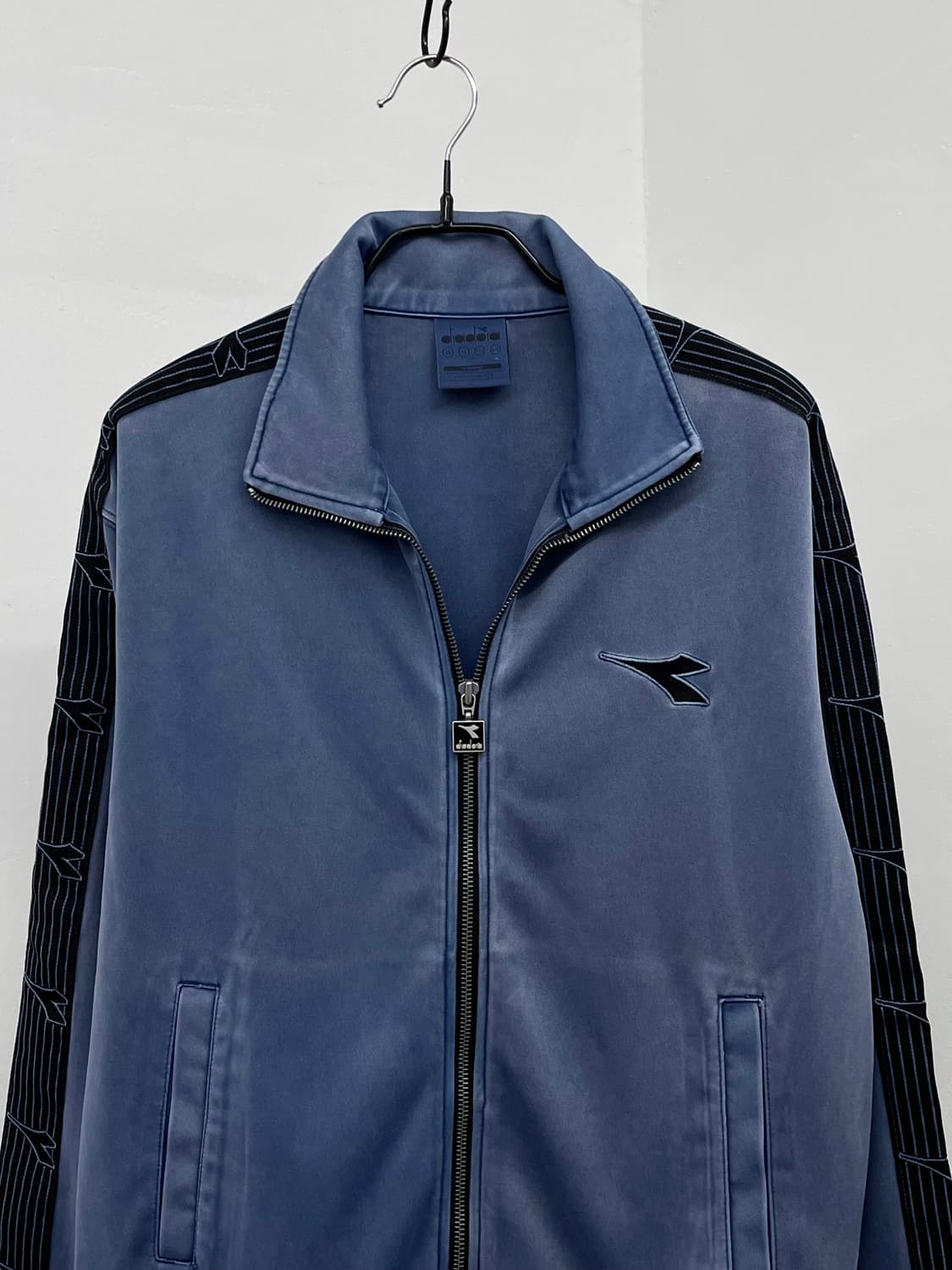 디아도라 사이드 로고 트랙집업 상품이미지6