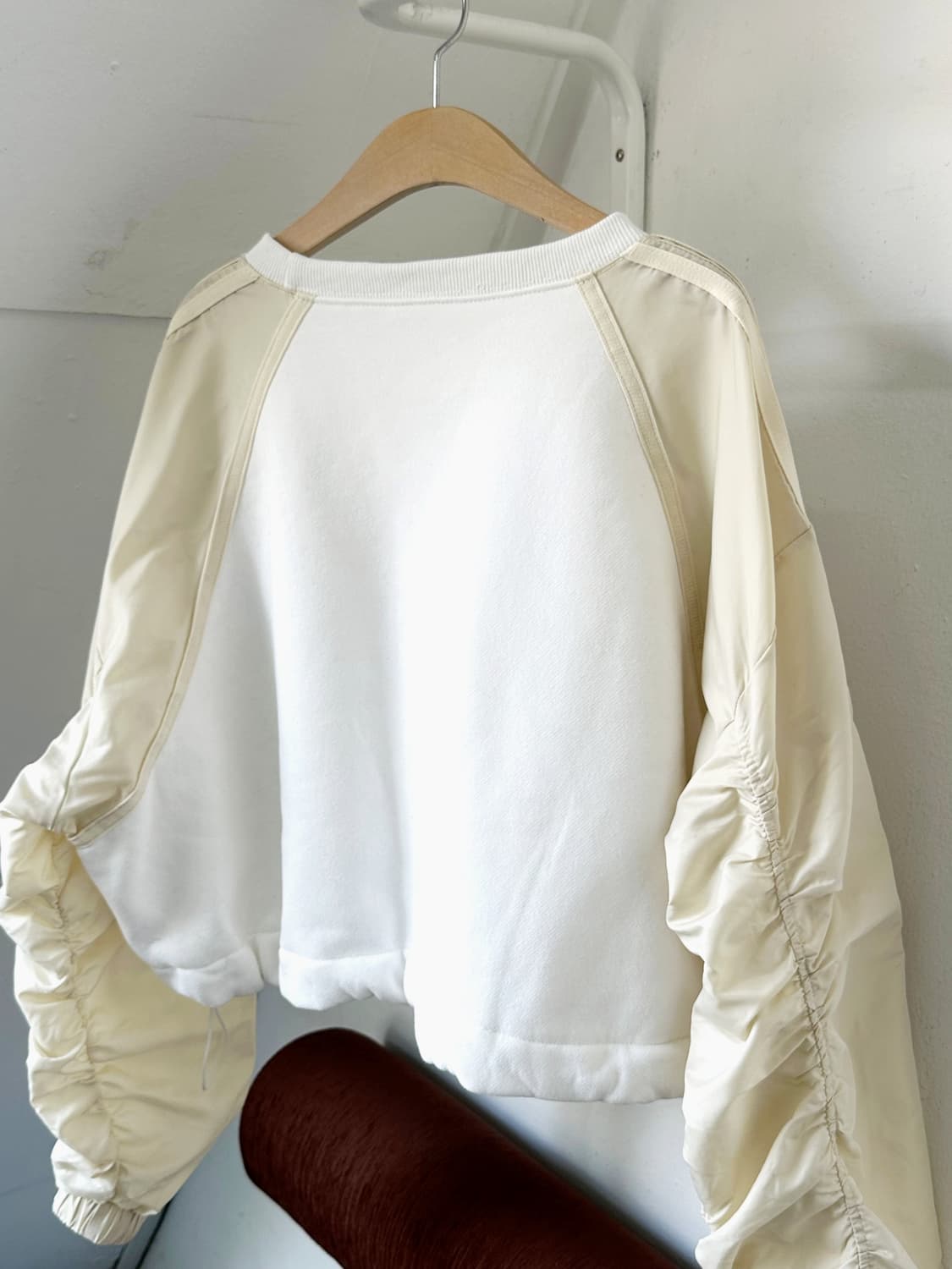 Wide silhouette design shiirred sleeve 상품이미지6