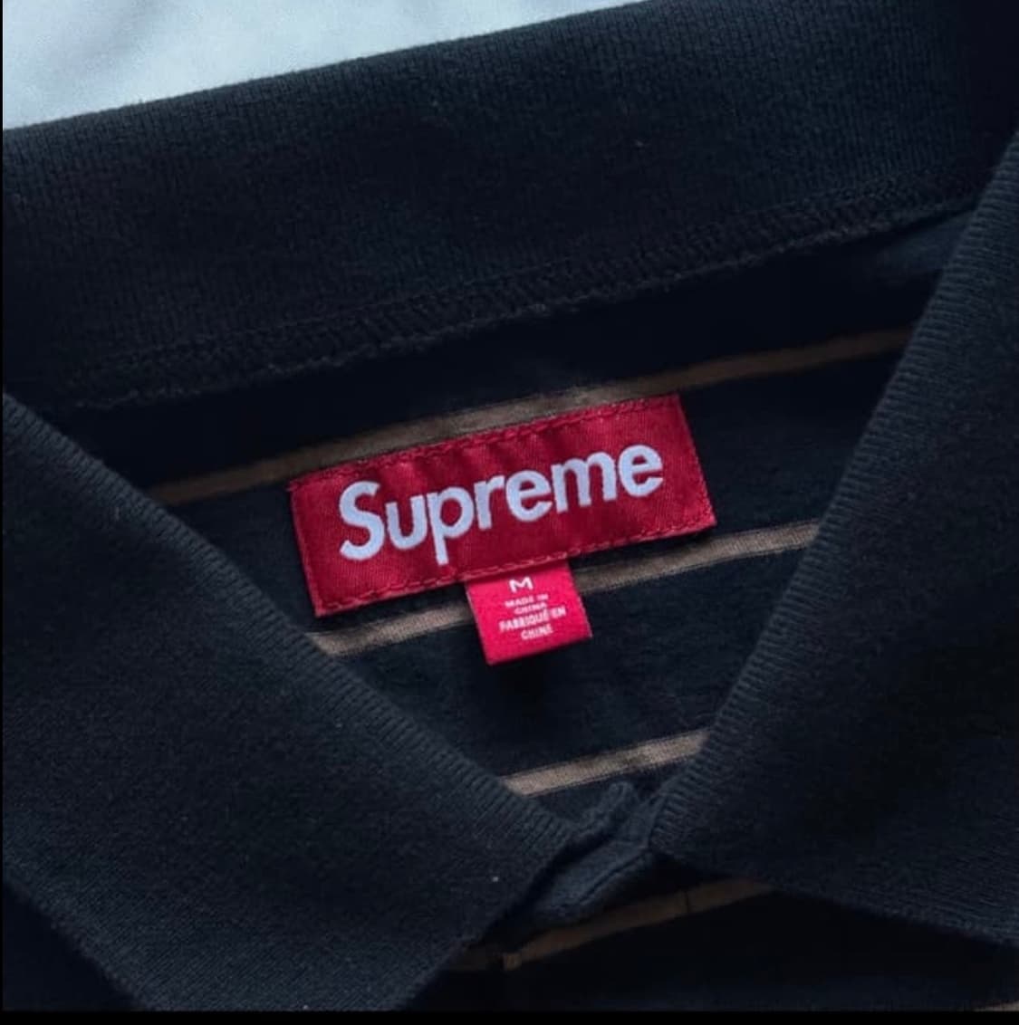 슈프림 x 멜빈스 스트라이프 숏슬리브 폴로 블랙 - 24SS 상품이미지4