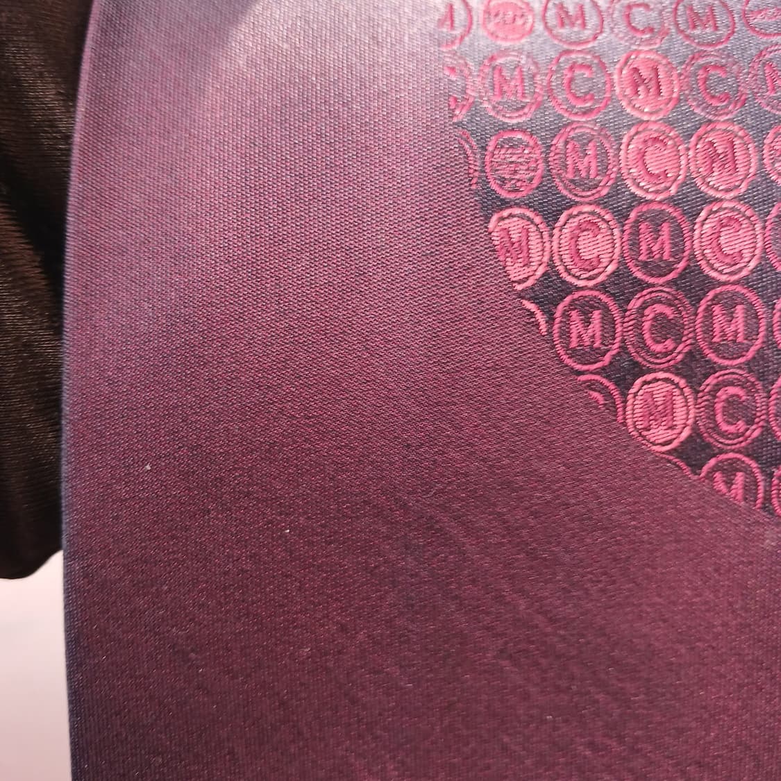 엠씨엠 실크 버건디 로고 패턴 넥타이 9.4cm A등급 A19798
 상품이미지6