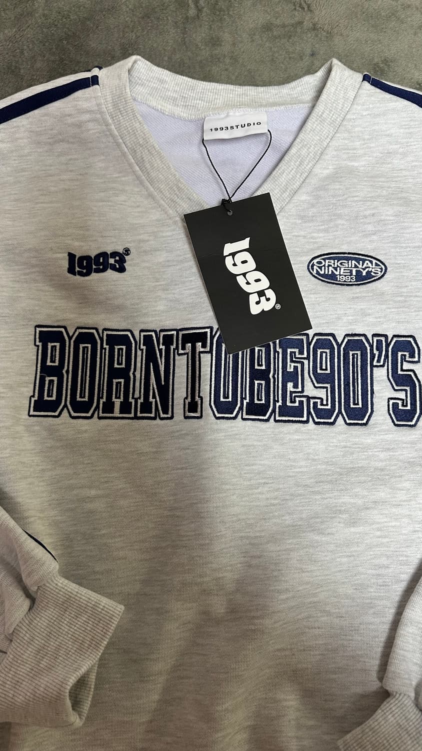 1993 스튜디오 맨투맨 브이넥 상품이미지2