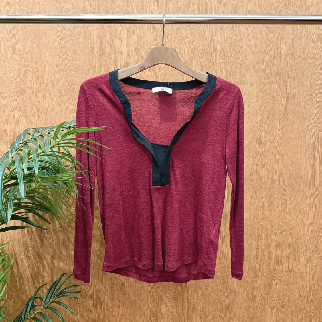 산드로 코튼 롱슬리브 티셔츠 브이넥 배색 라인 디테일 레귤러핏 버건디 상품이미지1