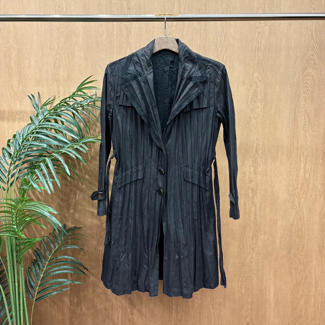 스피치오 싱글 코트 세로 플리츠 텍스처 허리 스트랩 백 요크 디테일 블랙 상품이미지1