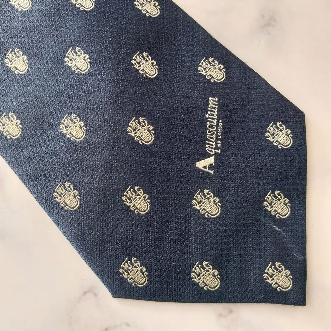 아쿠아스큐텀 실크 네이비 로고 넥타이 10.4cm A~B등급 K1247
 상품이미지9