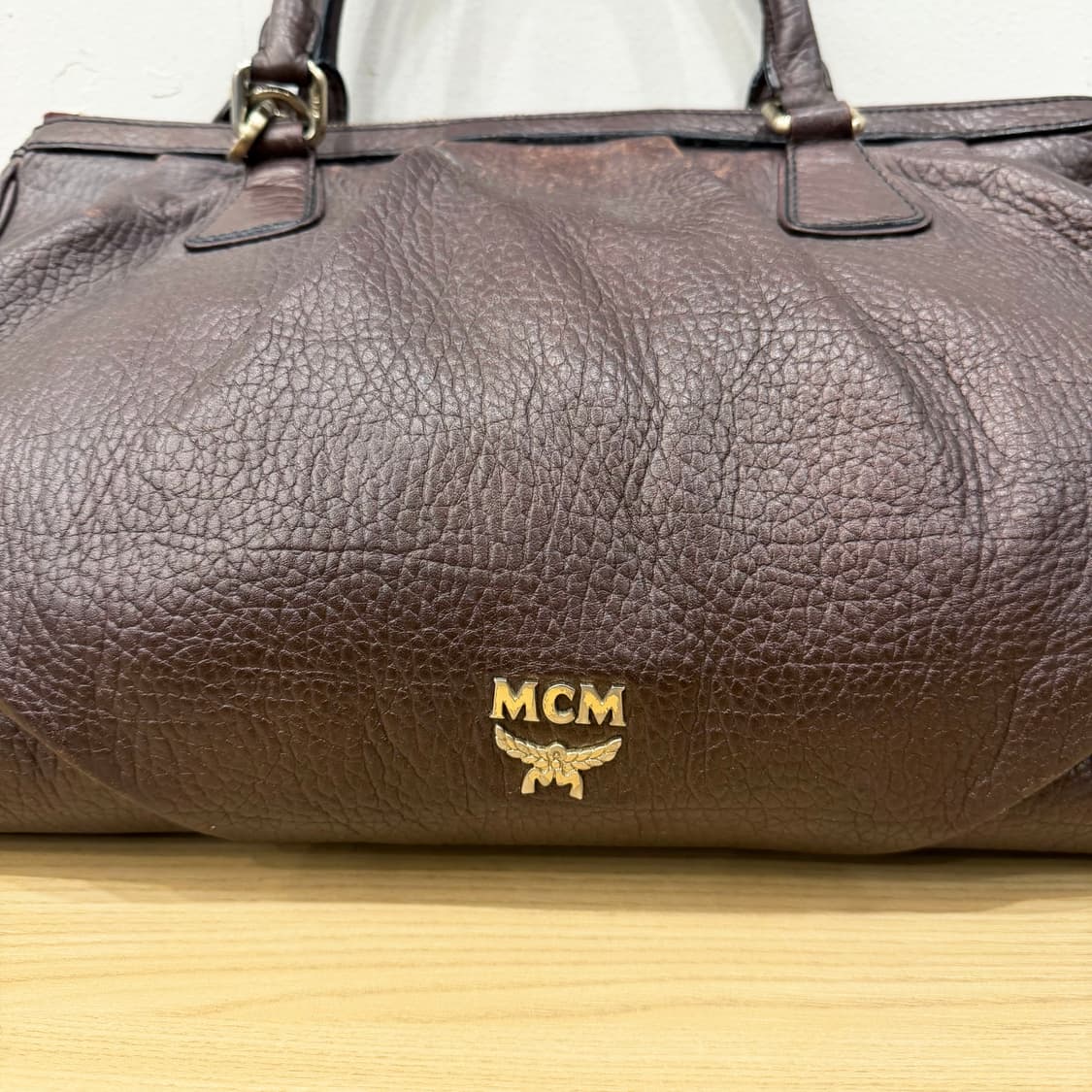 MCM 레더 토트백 골드 로고 더블 핸들 바닥 스터드 디테일 브라운 상품이미지6