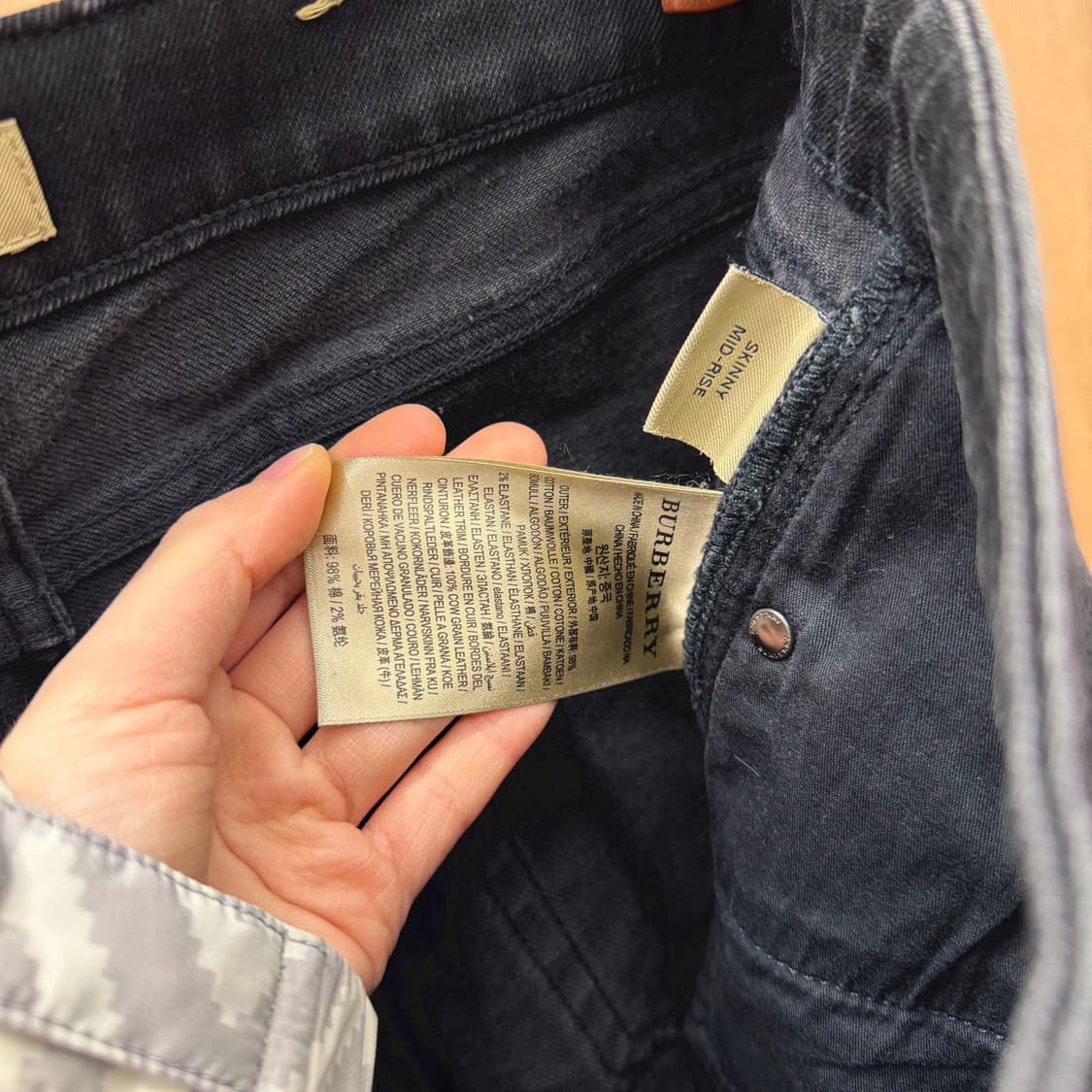 버버리 데님 팬츠 5포켓 백 로고 패치 미드라이즈 디테일 슬림핏 블랙 상품이미지8
