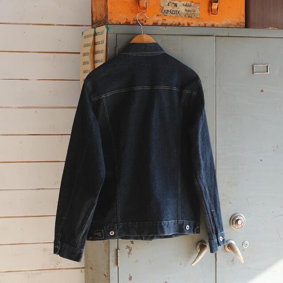 (착용컷) 유니클로 데님 트러커 자켓 (남성용 XL) 상품이미지4