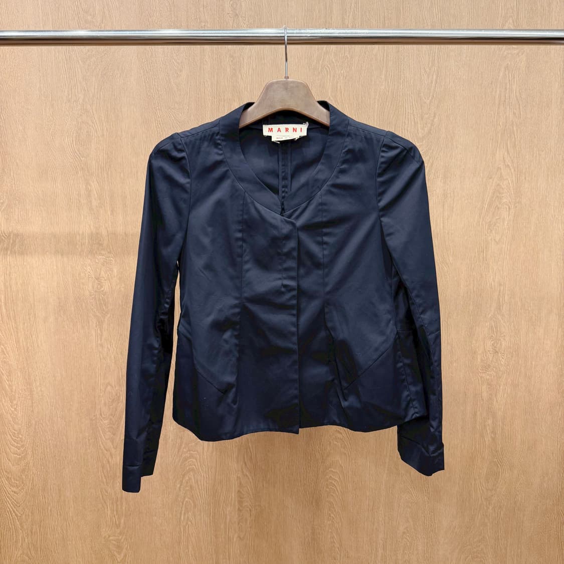 마르니 브이넥 히든 버튼 블라우스 절개 라인 디테일 슬림핏 블랙 상품이미지2