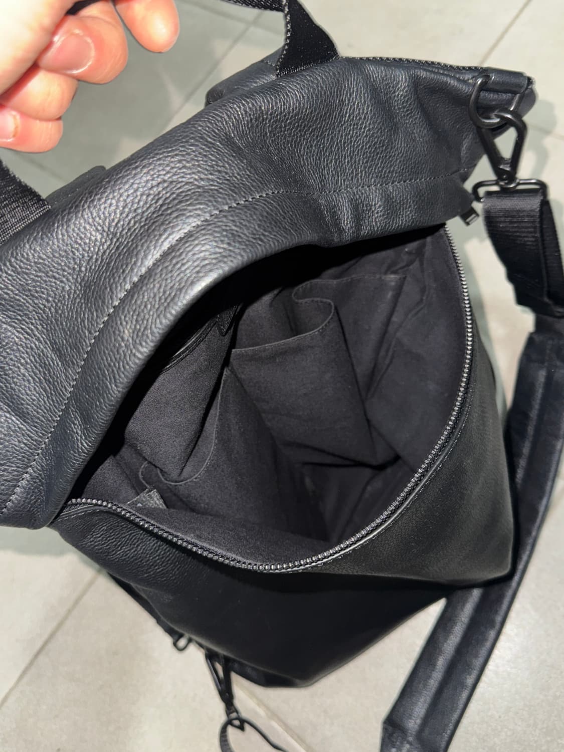 Cos 카우 하이드 레더 백 상품이미지6