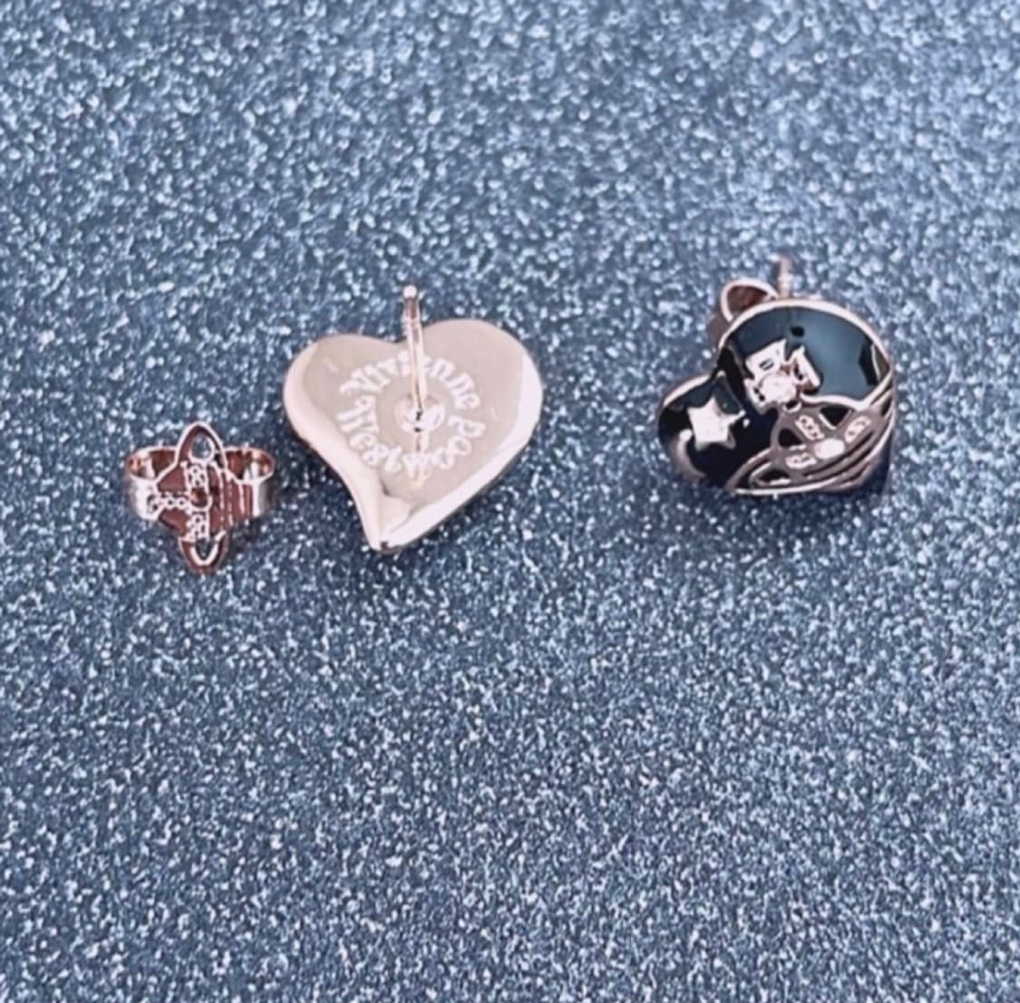 비비안웨스트우드 은장 orb 각인 블랙 하트 orb 귀걸이 상품이미지3