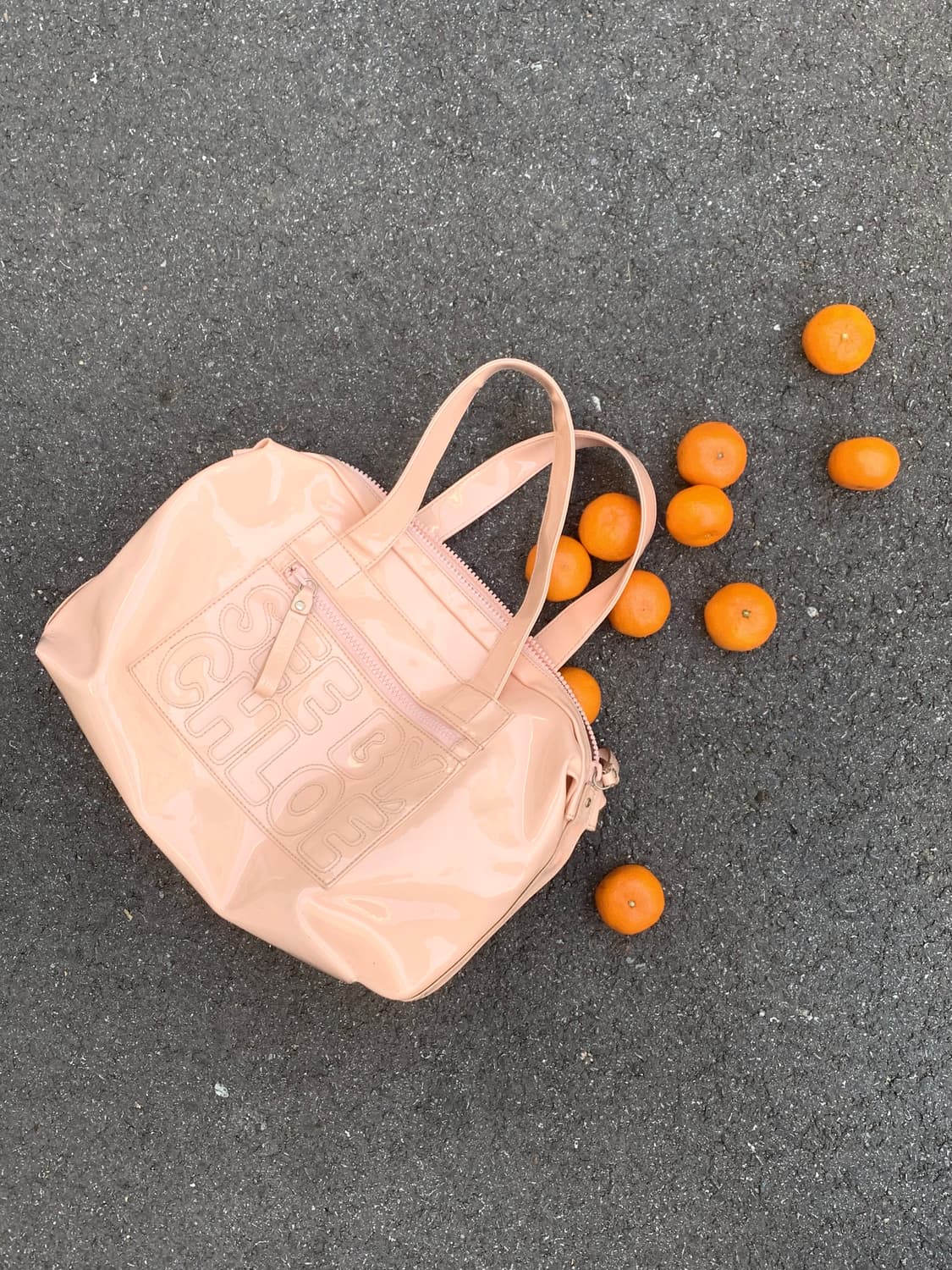 씨바이 끌로에 에나멜 토트백 상품이미지1