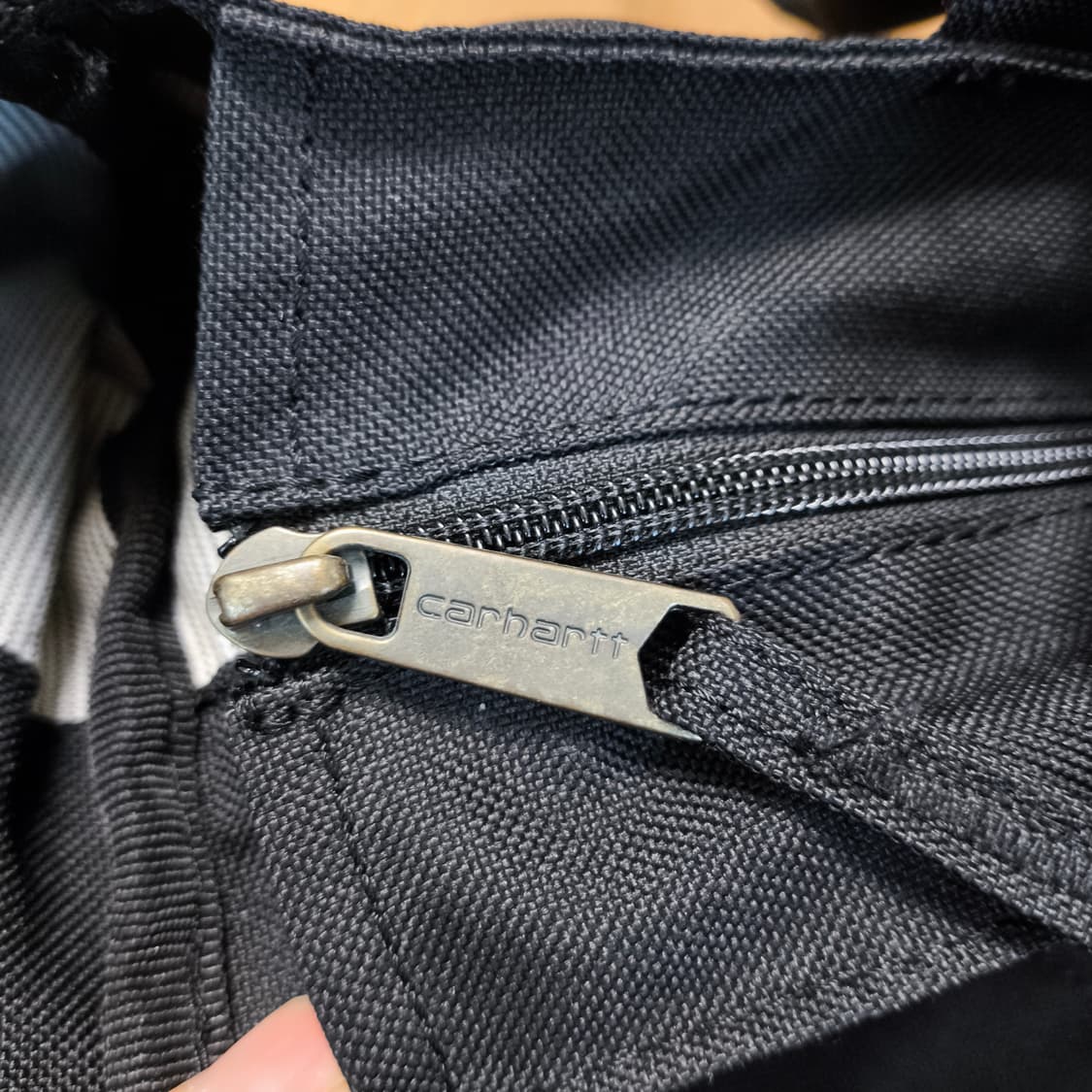 Carhartt 칼하트 레거시 호라이즌탈 지퍼 토트백 상품이미지4