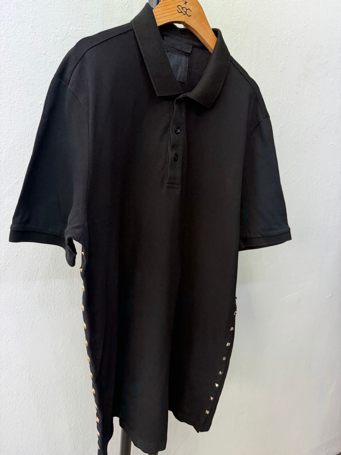 정품) 발렌티노 남성 블랙 스터드 반팔 카라티 XXL 상품이미지2