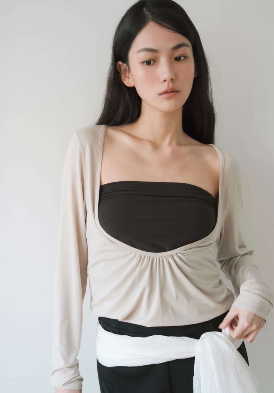 이어닝 LAYERED LOOSE SHIRRING U-NECK TOP 상품이미지2