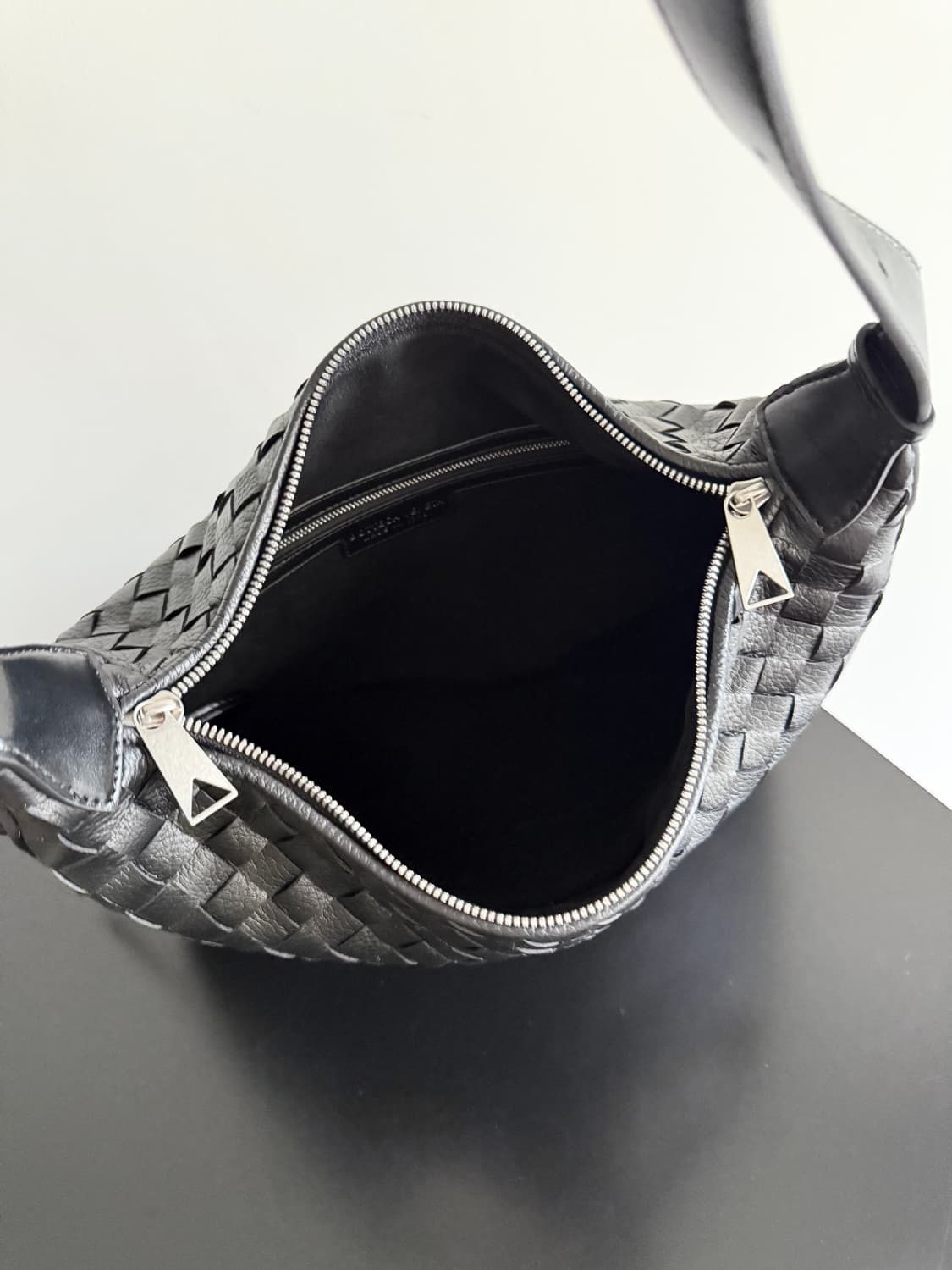 Bottega Veneta보테가베네타 신상 트래블러 스웨이드 숄더백 남녀 상품이미지9