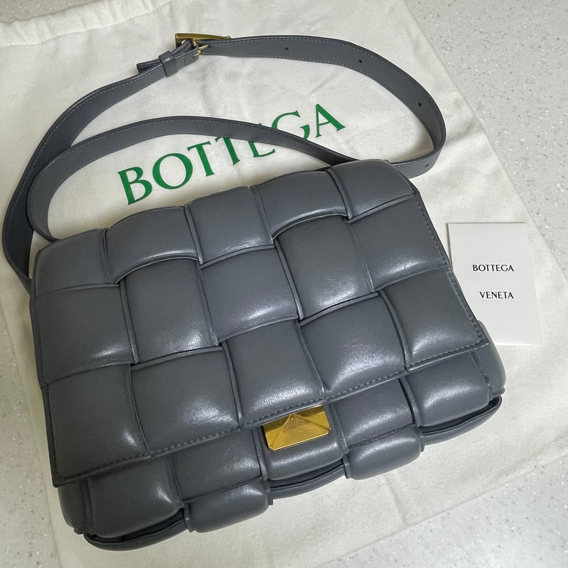 마지막 가격)보테가베네타 패디드 카세트백 썬더 상품이미지1