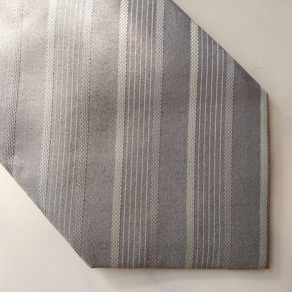 입생로랑 실크 그레이 스트라이프 넥타이 9.7cm A등급 K1917
 상품이미지6