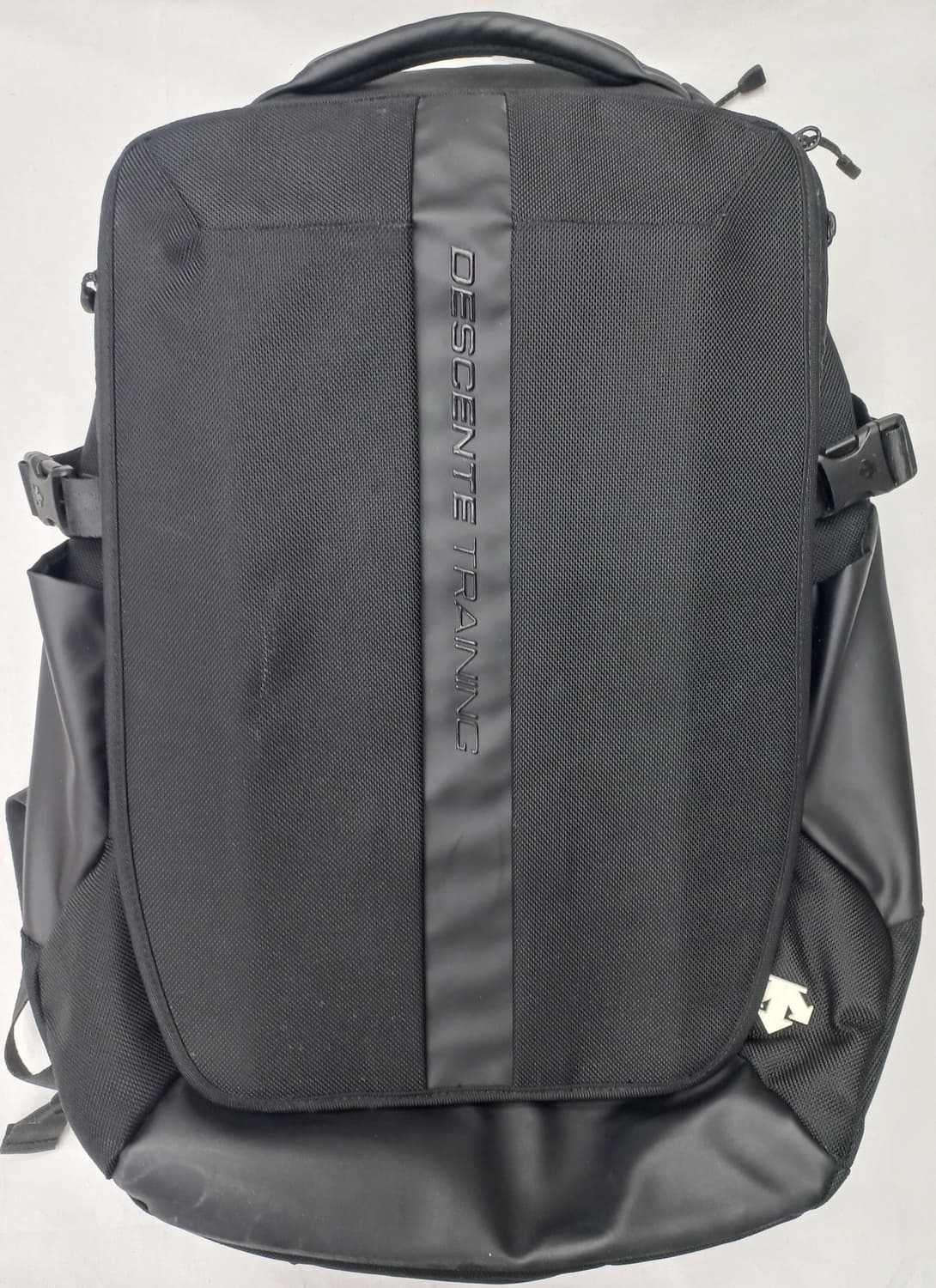 데상트 트레이닝 백팩 검정색 상품이미지1