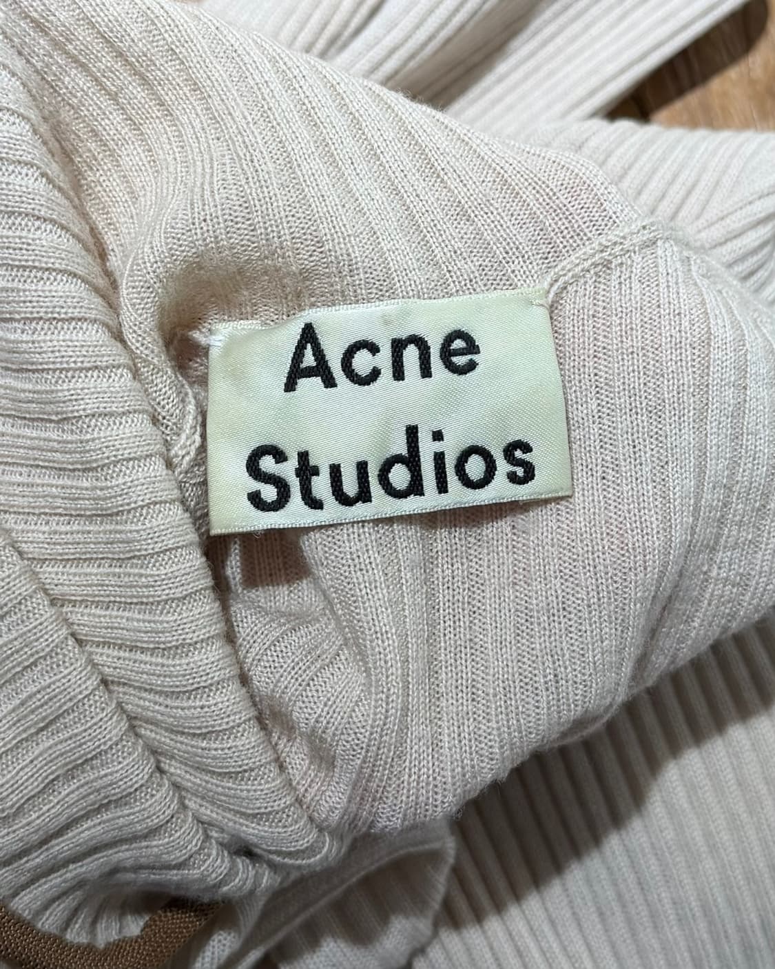아크네 스튜디오 베이지 립 니트 터틀넥 탑 상품이미지7