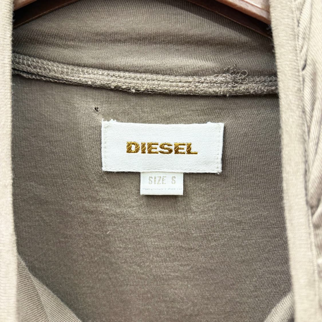 디젤 롱 후드 집업 원피스 입체 절개 패턴 화이트 스티치 디테일 베이지 상품이미지6