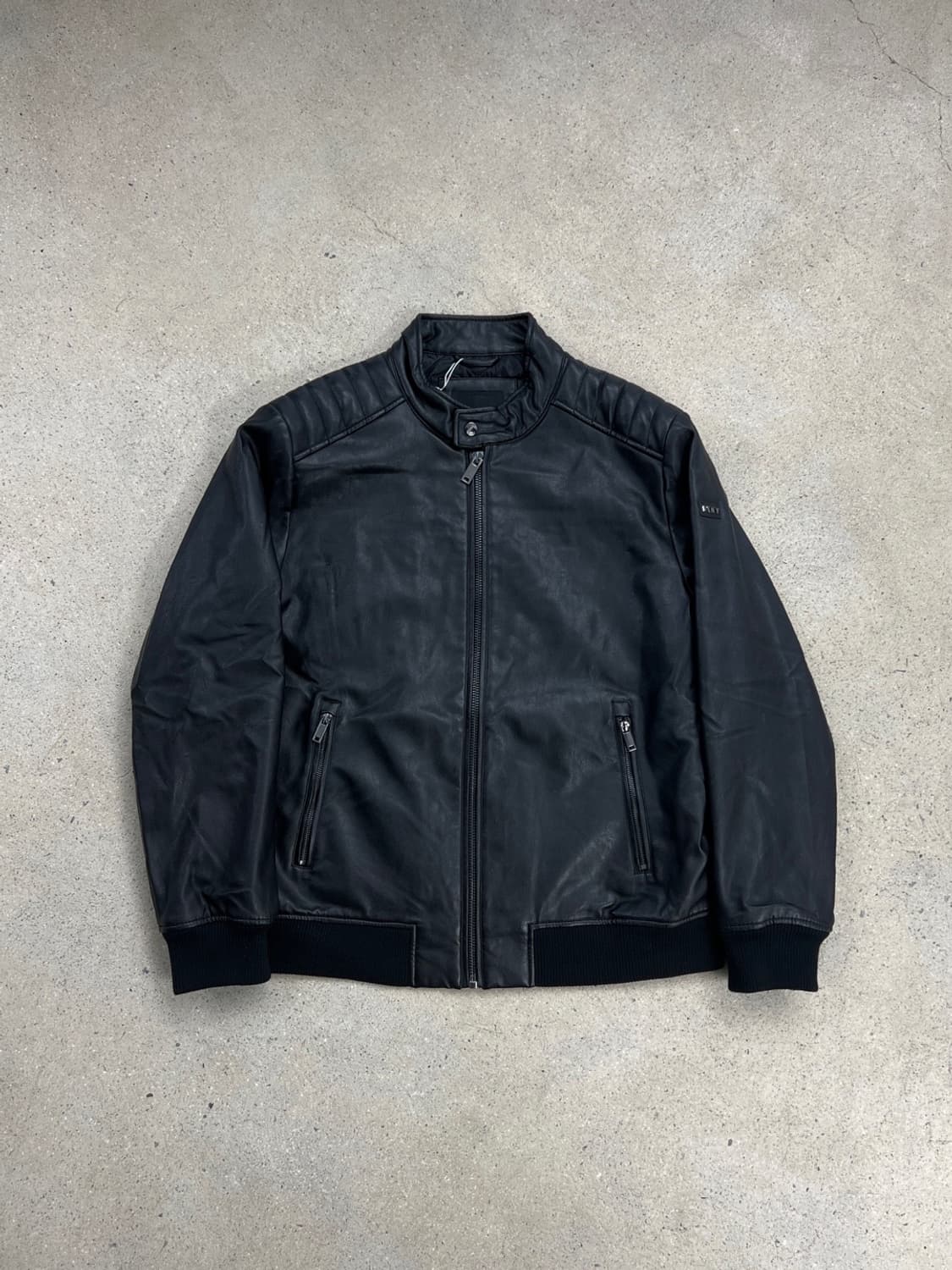 DKNY 페이크 레더 봄버 자켓 상품이미지1