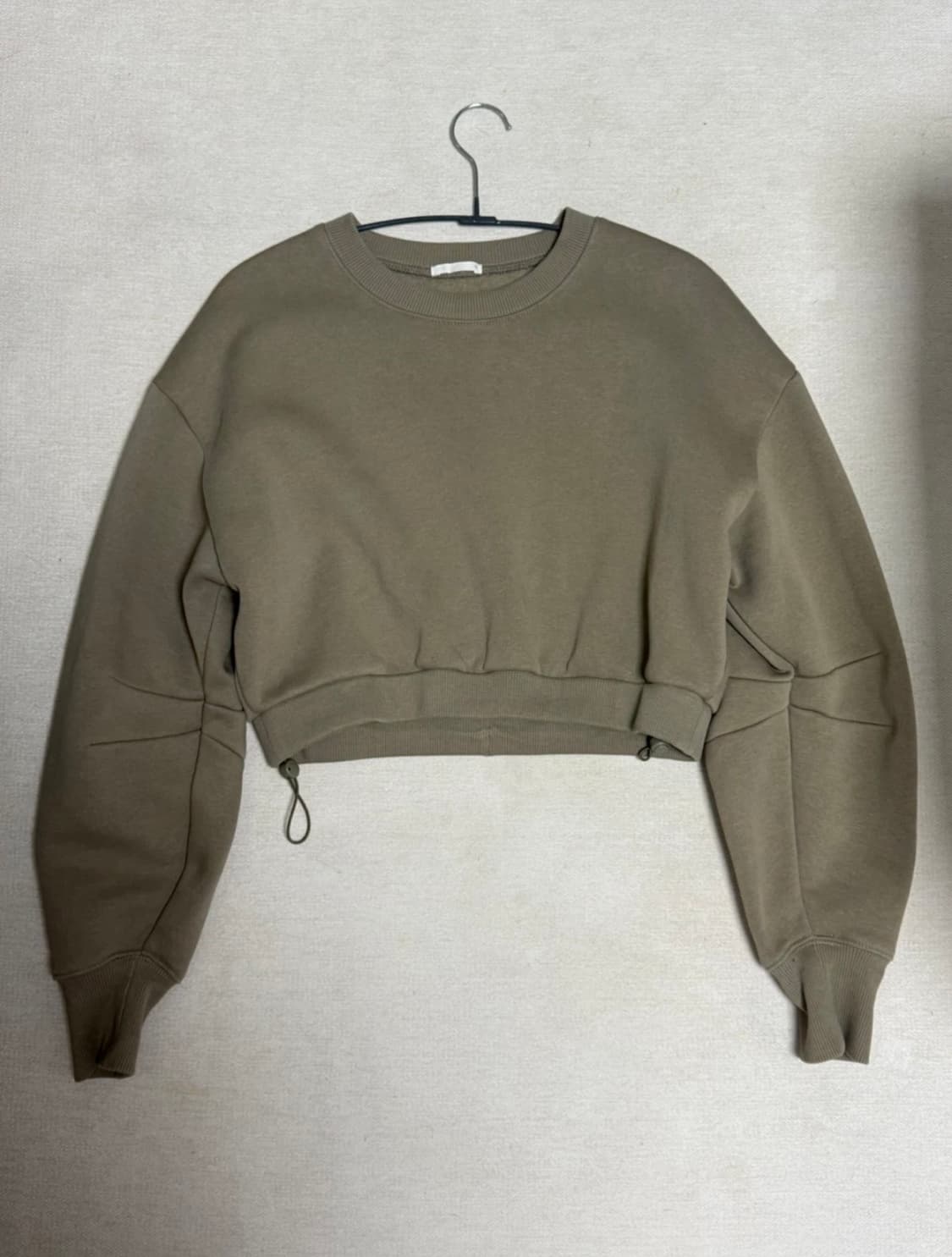 [새상품] GU 크롭 맨투맨 S 카키 상품이미지1