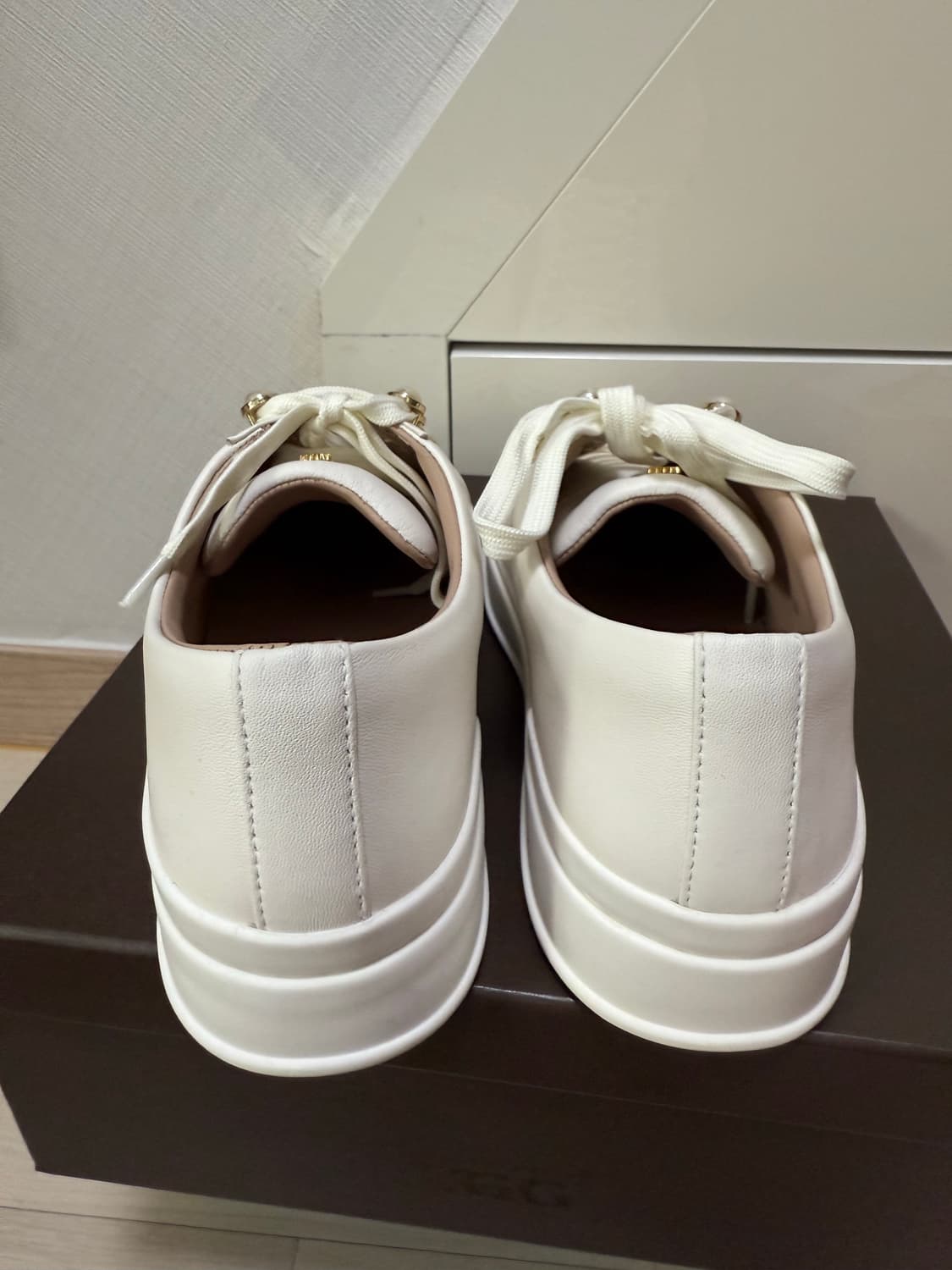 스튜어트 와이츠먼 진주 스니커즈 38사이즈 상품이미지3