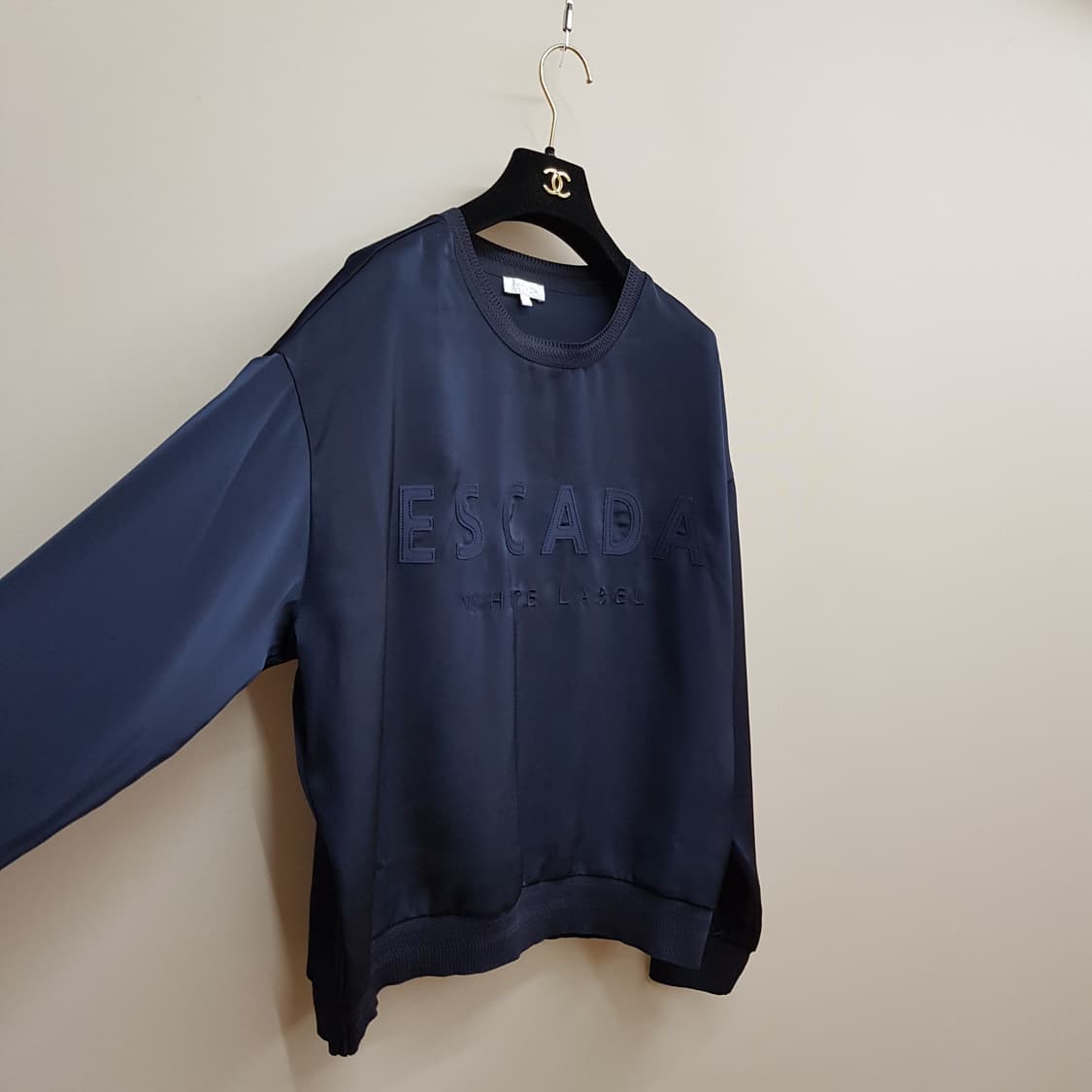 에스까다 2024 화이트 라벨 로고 맨투맨 L사이즈 상품이미지3