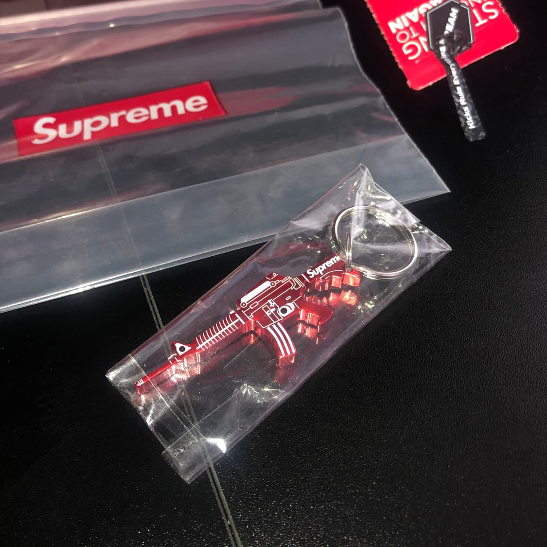14FW 슈프림 m16 보틀 오프너 키체인 레드 상품이미지5