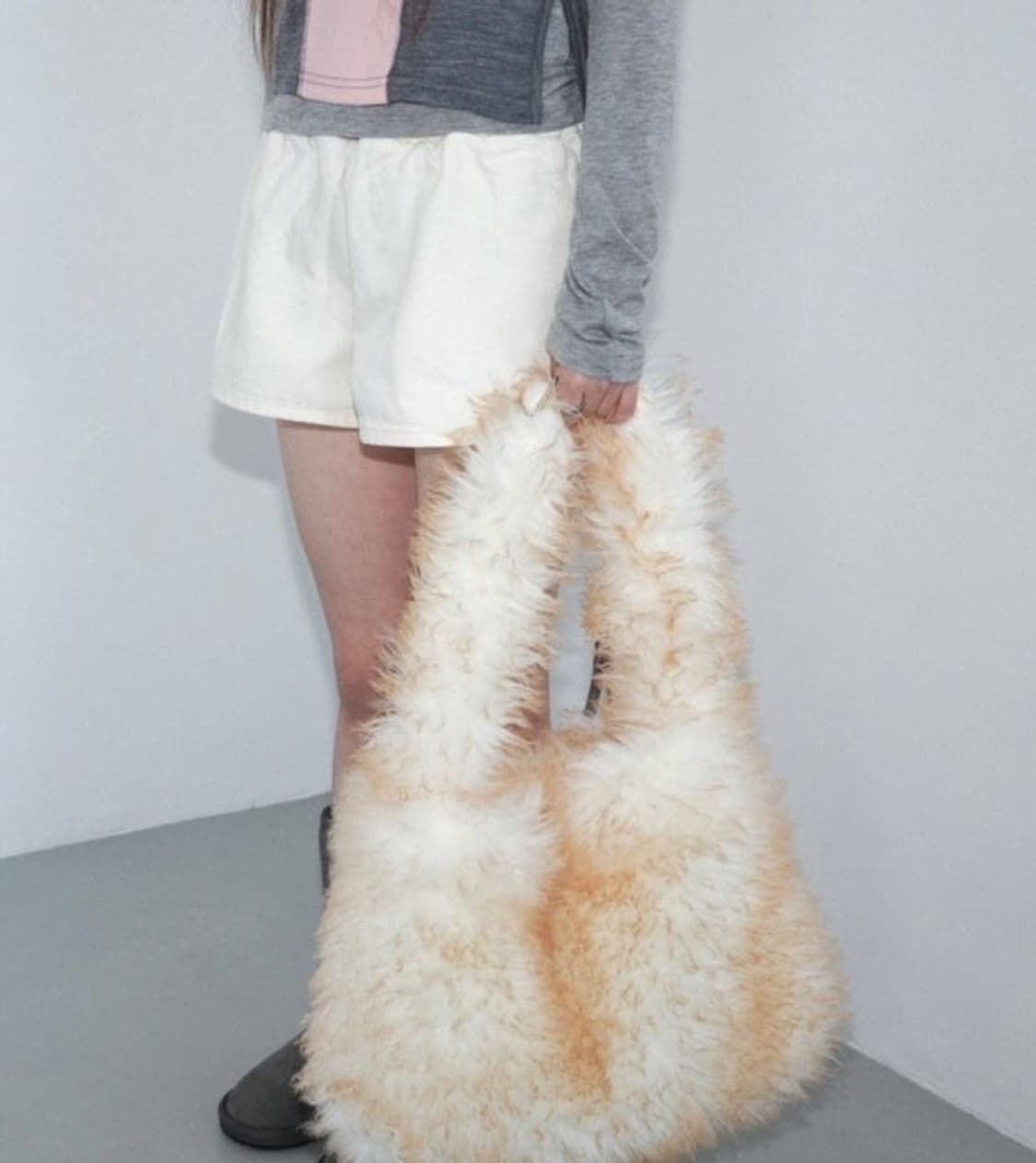 [안유진님 착용] Long furry hair bag _ ivory 상품이미지2