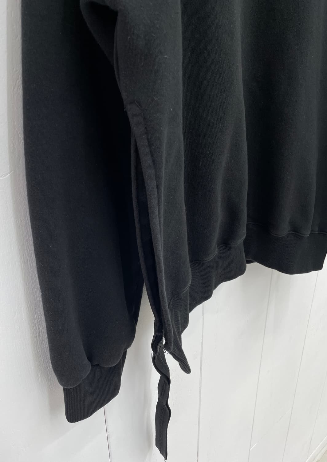 실렌시온 언발 스트랩 오버핏 맨투맨 블랙 상품이미지7