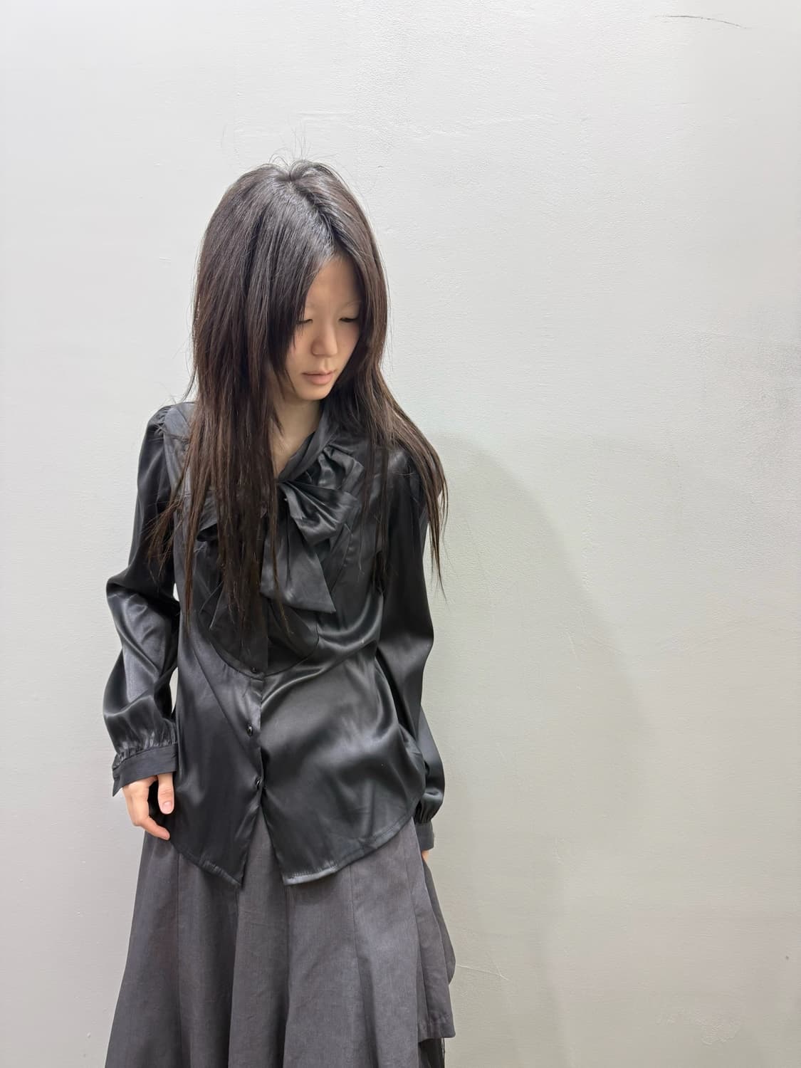 스트랩 리본 디테일 새틴 블라우스 상품이미지2