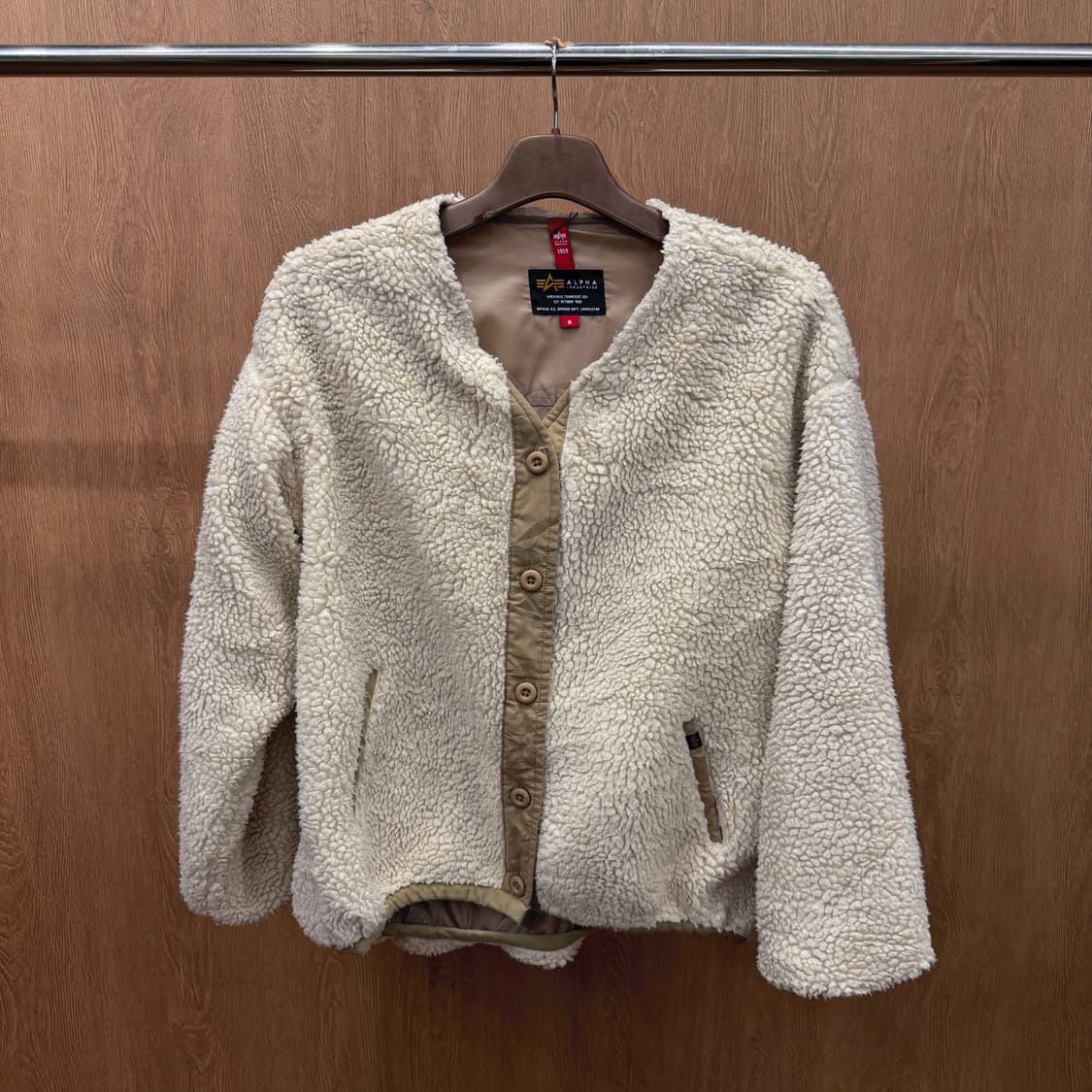 알파 인더스트리 보아 플리스 자켓 노카라 사이드 포켓 디테일 아이보리 상품이미지2