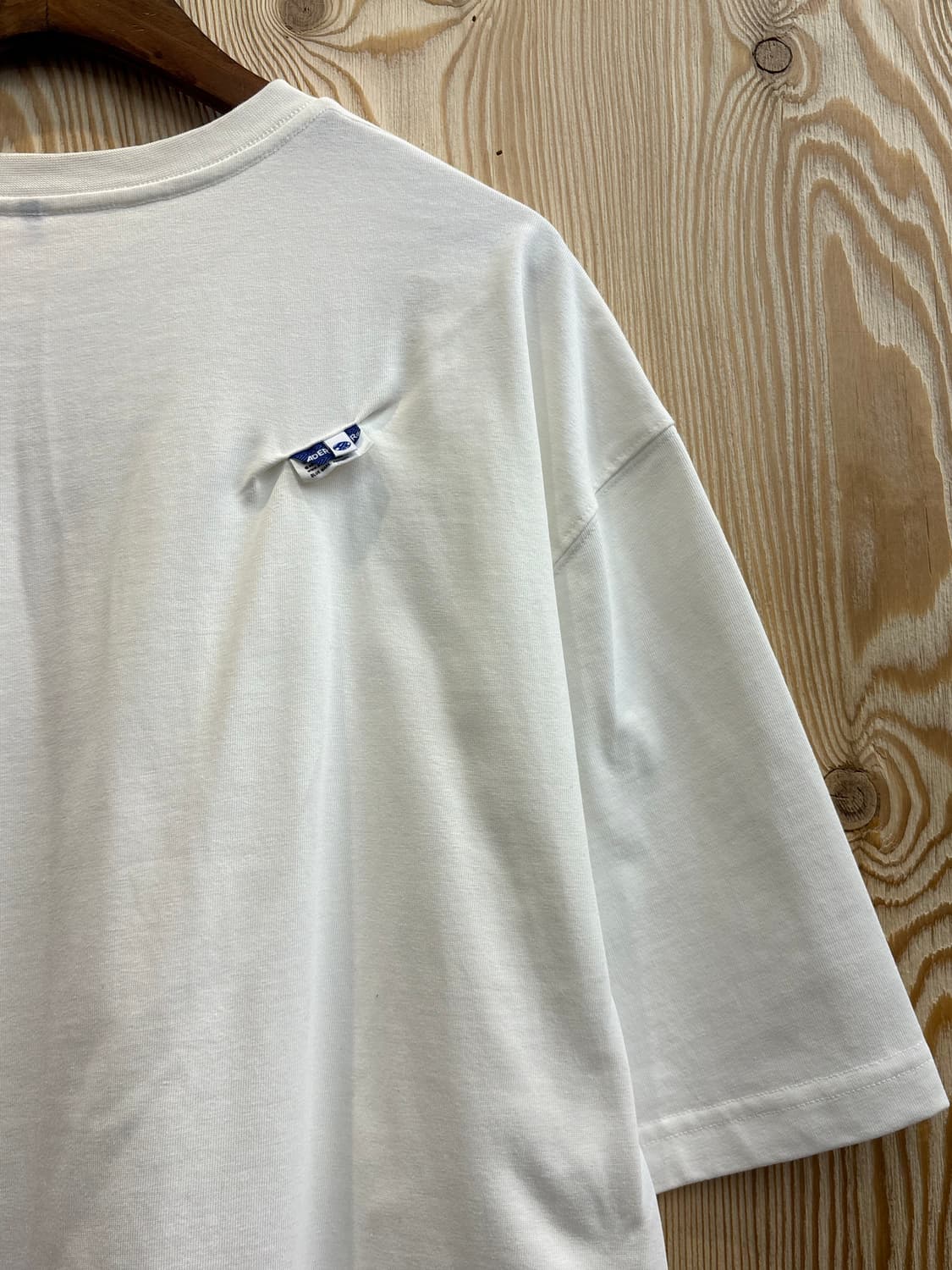 아더에러 디스토트 로고 스티치 홀 오버사이즈 티셔츠  상품이미지4