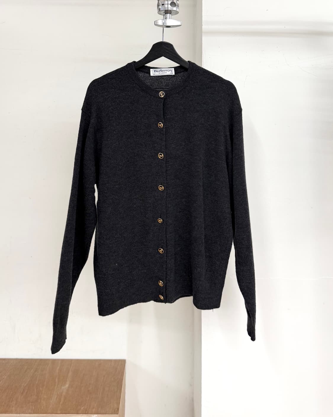 버버리 블랙 골드 버튼업 가디건 상품이미지1