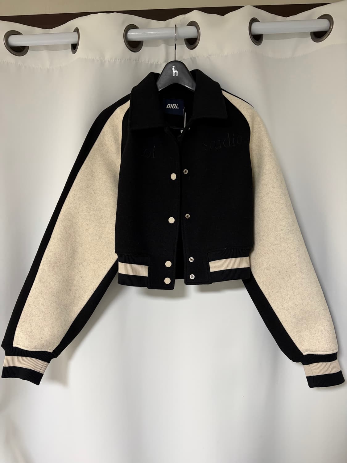 오아이오아이 레이어드 로고 크롭 바시티 자켓 상품이미지2