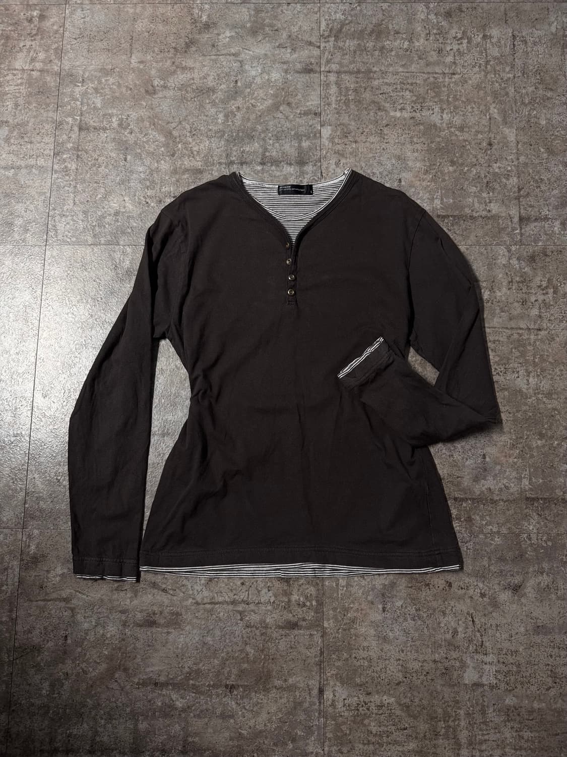 버튼 넥 레이어드 롱 슬리브 티 상품이미지1