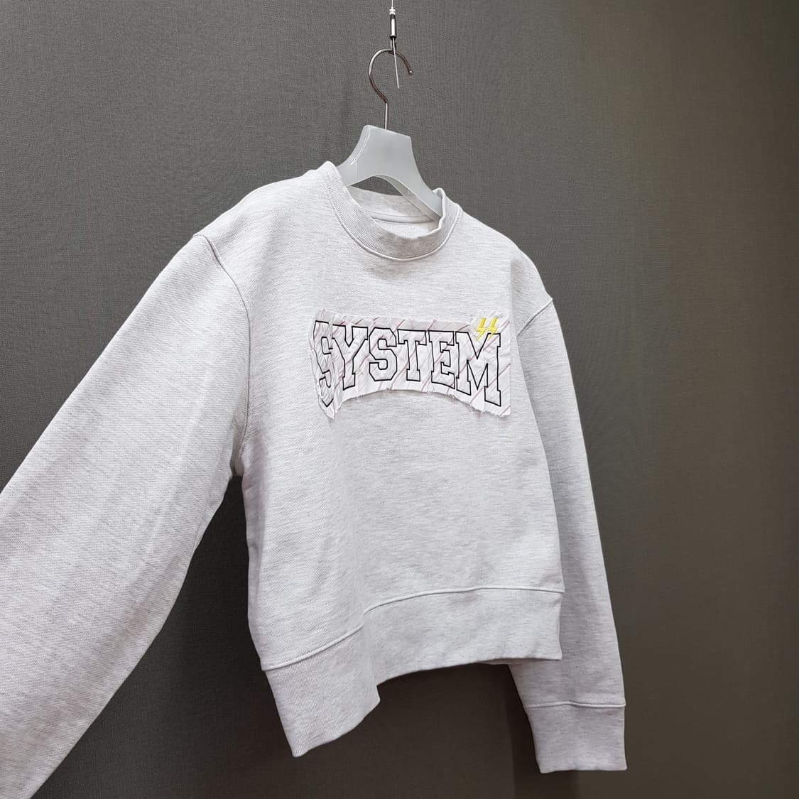 한섬 시스템 2022 그래픽 자수 레터링 크롭 맨투맨 F사이즈 상품이미지4